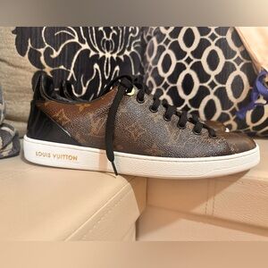 Frontrow Sneaker LV Reinterpreting the classic tennis shoe. Size 39.5